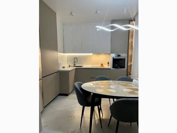 Бежевая угловая кухня под потолок (со встроенным в нишу холодильником) - фото - 4