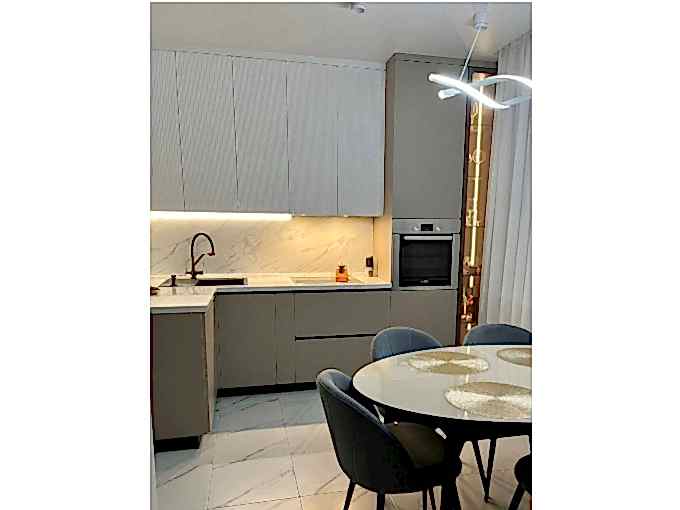 Бежевая угловая кухня под потолок (со встроенным в нишу холодильником) - фото - 2