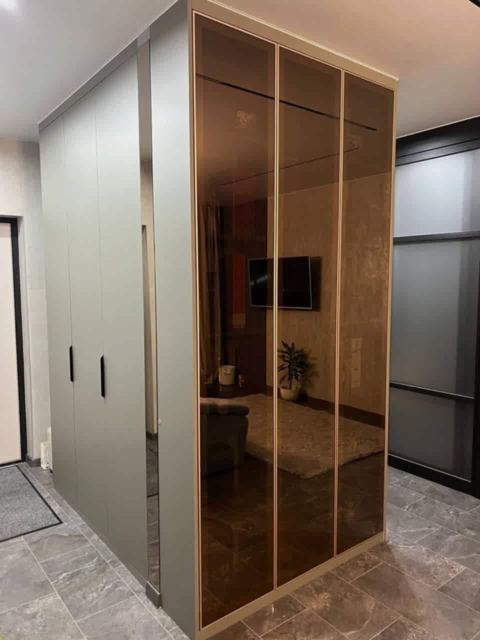 Шкаф в прихожую с хранением по обеим сторонам - фото - 2