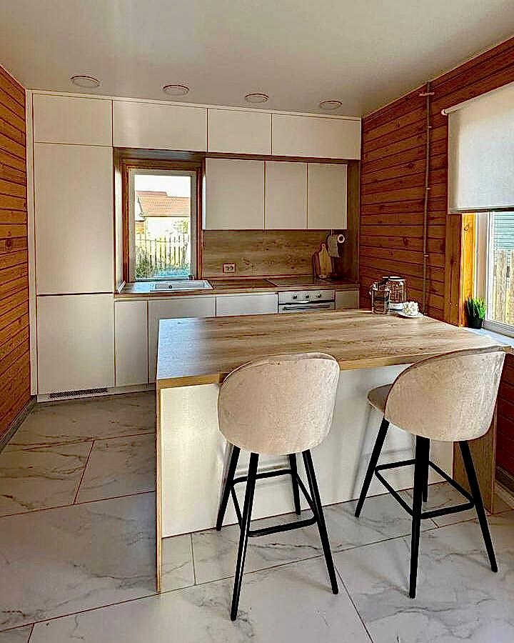 Встроенная прямая кухня с островом - фото - 1