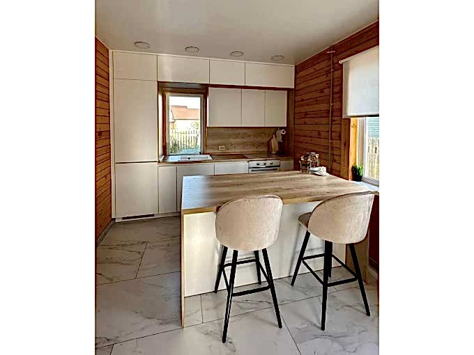 Встроенная прямая кухня с островом - фото - 1