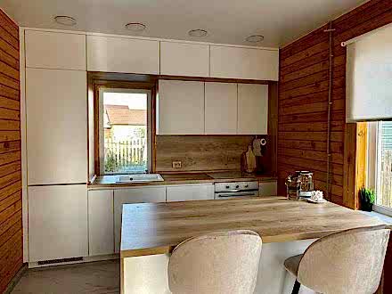 Встроенная прямая кухня с островом - фото - 1