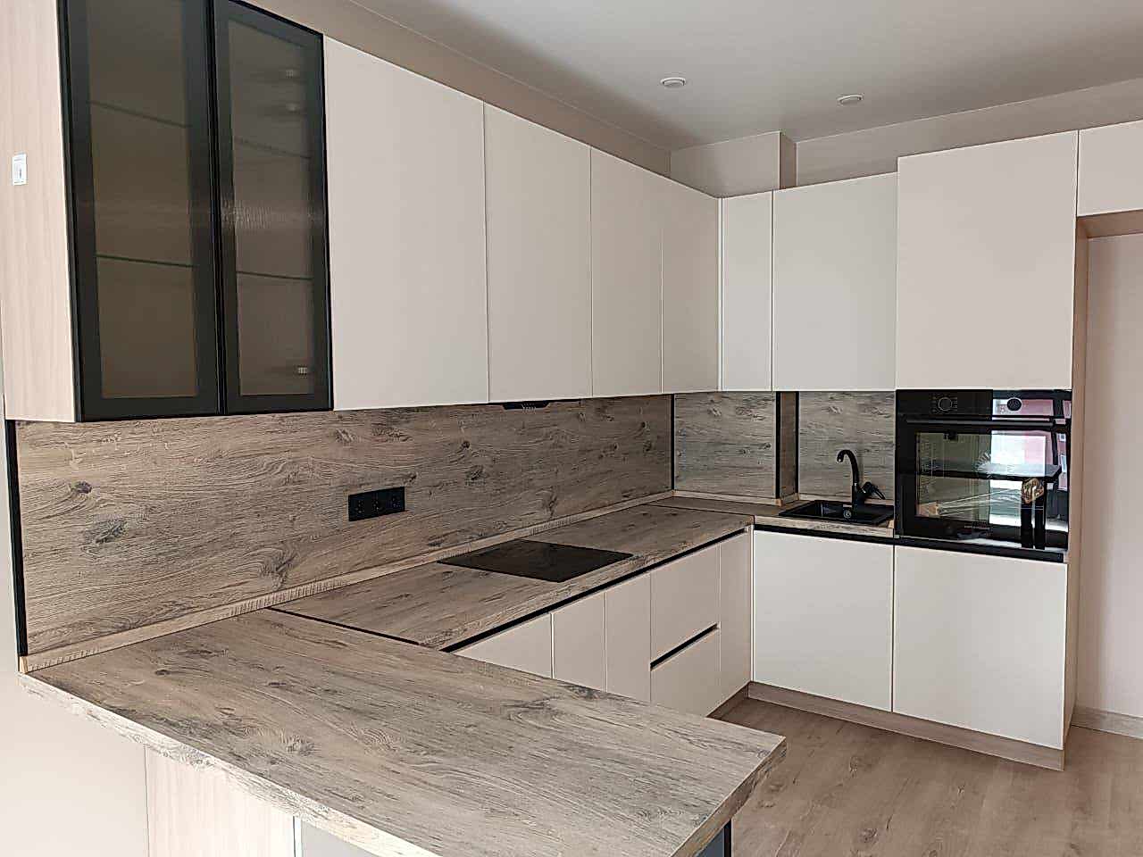 Светлая угловая кухня без излишней яркости - фото - 2