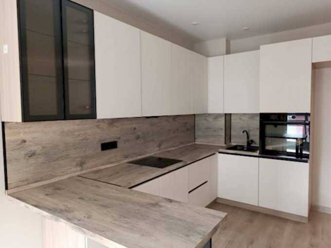 Светлая угловая кухня без излишней яркости - фото - 2