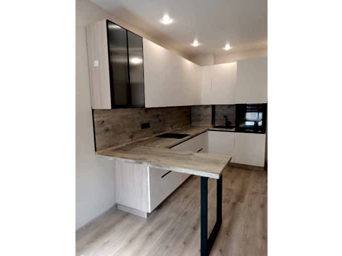 Светлая угловая кухня без излишней яркости - фото - 1