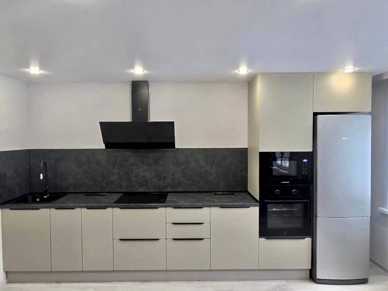 Соверменная кухня без верхних щкафов в стиле минимализм - фото - 4