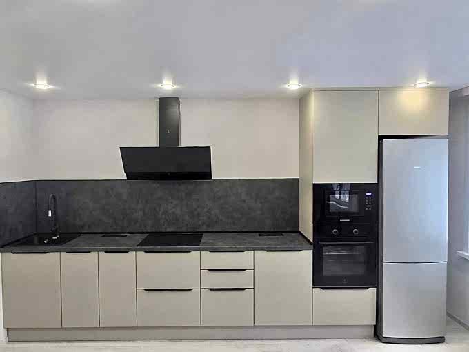 Соверменная кухня без верхних щкафов в стиле минимализм - фото - 4