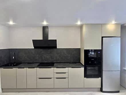 Соверменная кухня без верхних щкафов в стиле минимализм - фото - 4