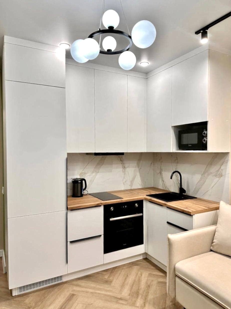 Компактная угловая кухня под потолок - фото - 1