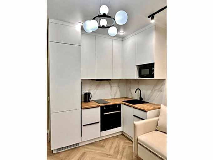 Компактная угловая кухня под потолок - фото - 1