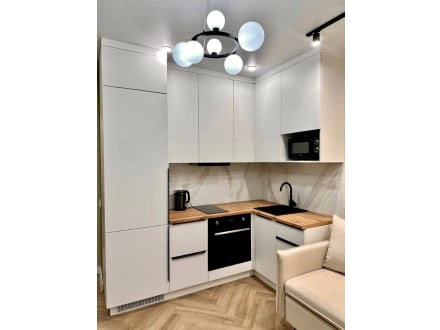 Компактная угловая кухня под потолок - фото - 1