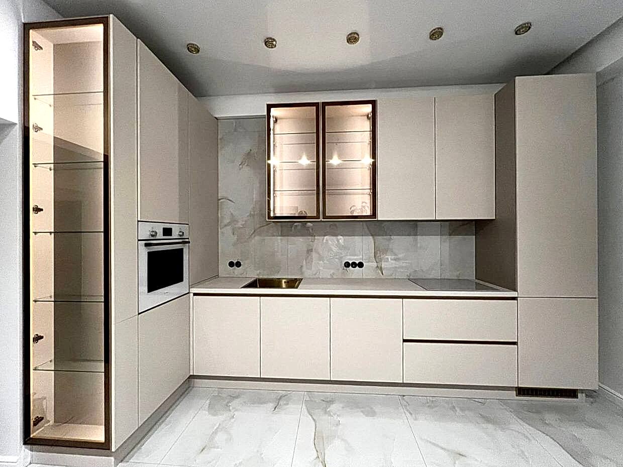 Большая угловая кухня в частный дом - фото - 3