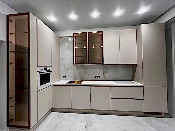 Большая угловая кухня в частный дом - фото - 2