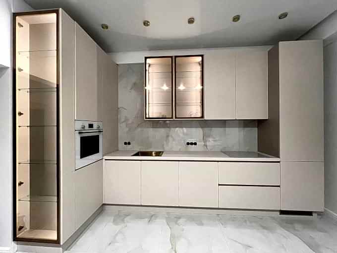 Большая угловая кухня в частный дом - фото - 1