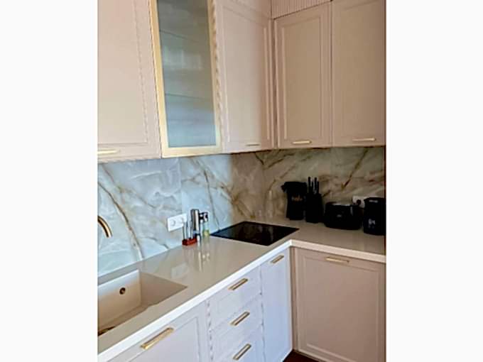 Лаконичная угловая неоклассика - фото - 3