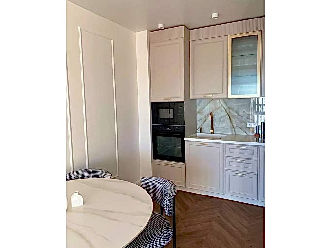 Лаконичная угловая неоклассика - фото - 2