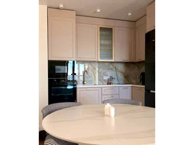 Лаконичная угловая неоклассика - фото - 4