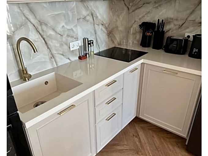 Лаконичная угловая неоклассика - фото - 1