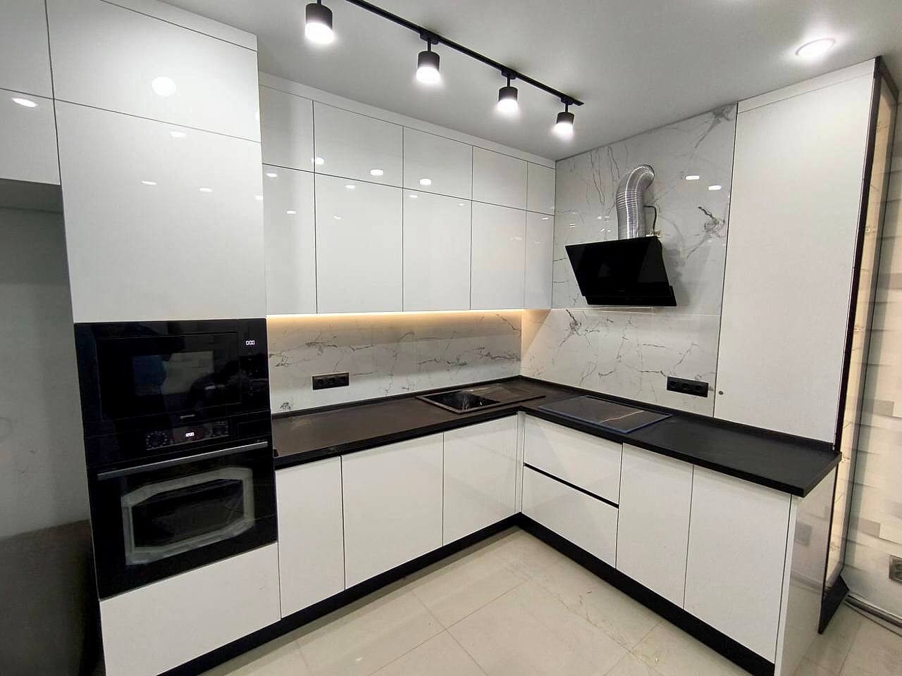 Угловая белая кухня в современном стиле - фото - 3