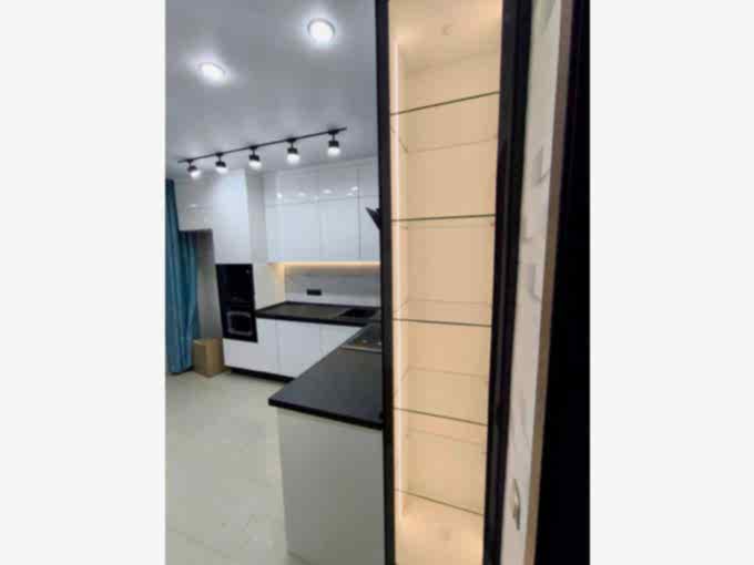 Угловая белая кухня в современном стиле - фото - 1