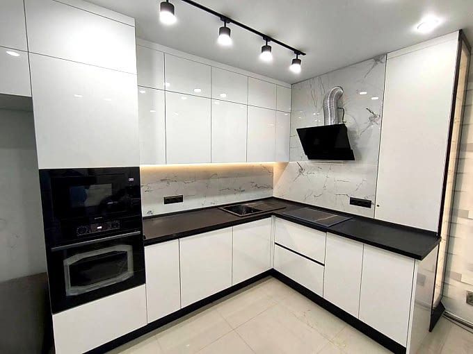 Угловая белая кухня в современном стиле - фото - 3