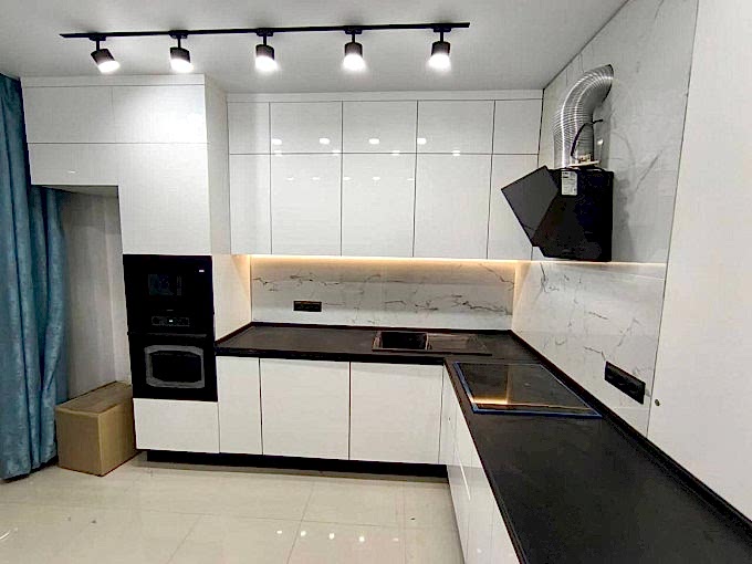 Угловая белая кухня в современном стиле - фото - 2