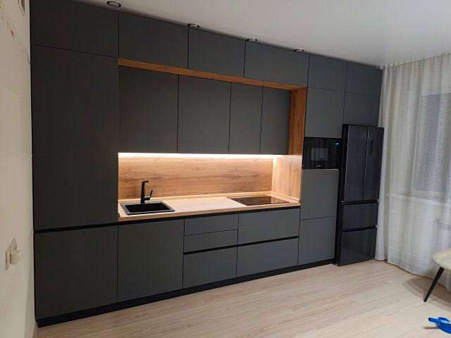 Темная кухня с гладкими фасадами - фото - 2