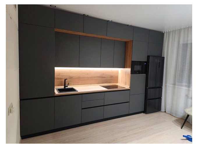 Темная кухня с гладкими фасадами - фото - 2