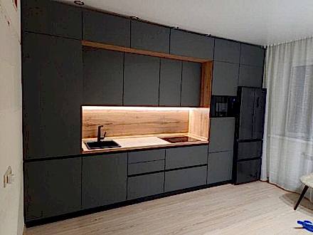 Темная кухня с гладкими фасадами - фото - 2