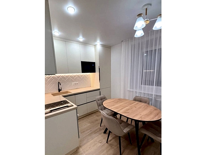 Светлая угловая кухня для небольшой квартиры - фото - 2