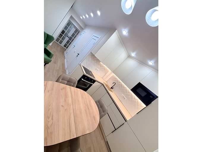 Светлая угловая кухня для небольшой квартиры - фото - 1