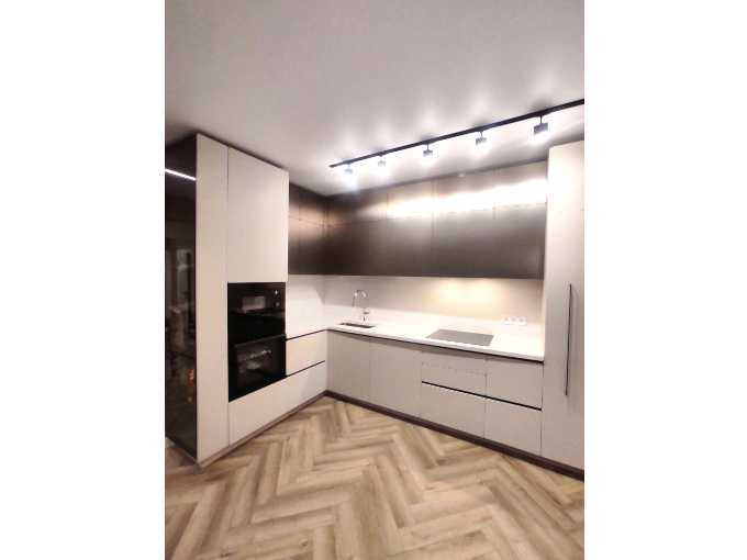 Кухня с фасадами под металл - фото - 1