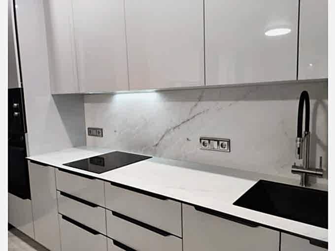 Кухня со столешницей из компакт ламината - фото - 2