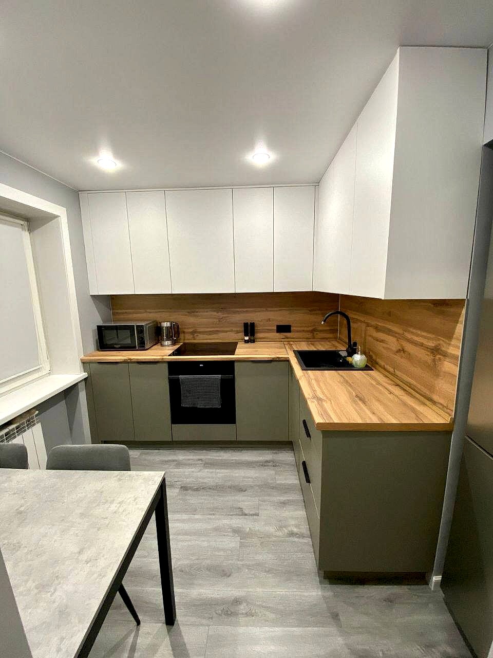 Кухня с фасадами травяного оттенка - фото - 1