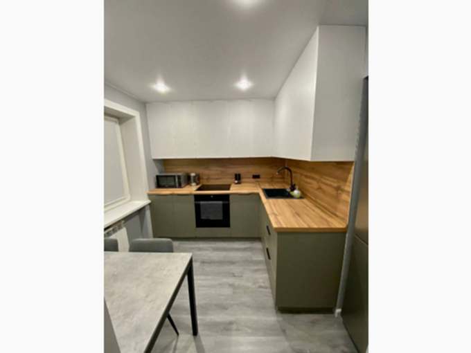 Кухня с фасадами травяного оттенка - фото - 1