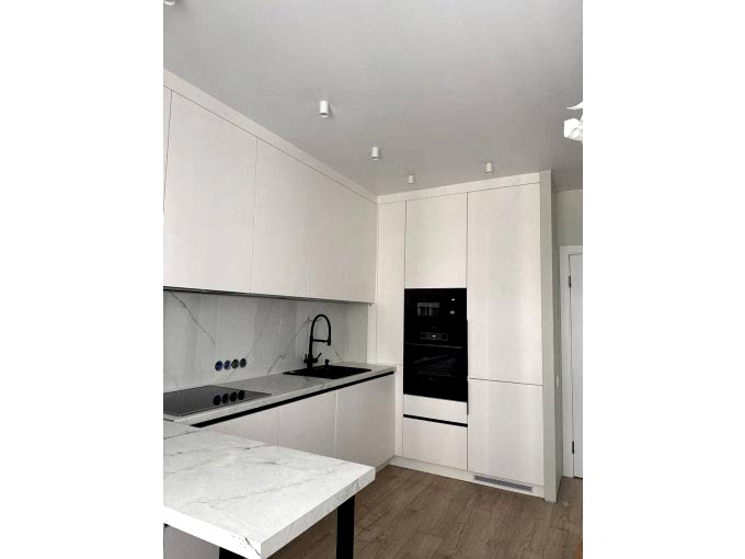 Стильная белая кухня без визуального шума - фото - 2