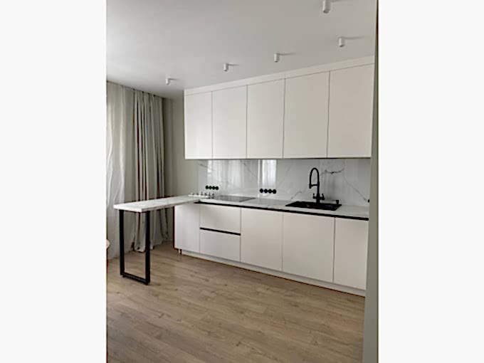 Стильная белая кухня без визуального шума - фото - 1