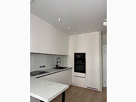 Стильная белая кухня без визуального шума - фото - 2