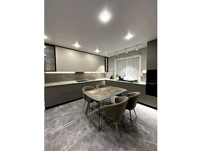 Угловая просторная кухня для загородного дома - фото - 1