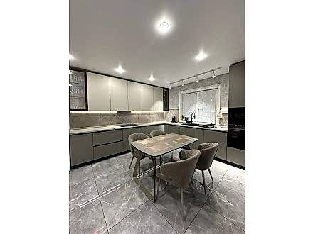 Угловая просторная кухня для загородного дома - фото - 1