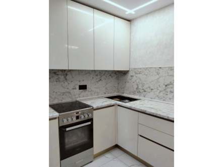 Угловая кухня до потолка с кремовыми фасадами - фото - 2