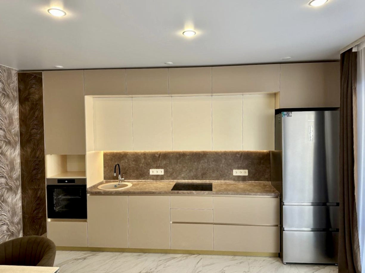 Встроенная кухня до потолка в нейтральной гамме - фото - 2