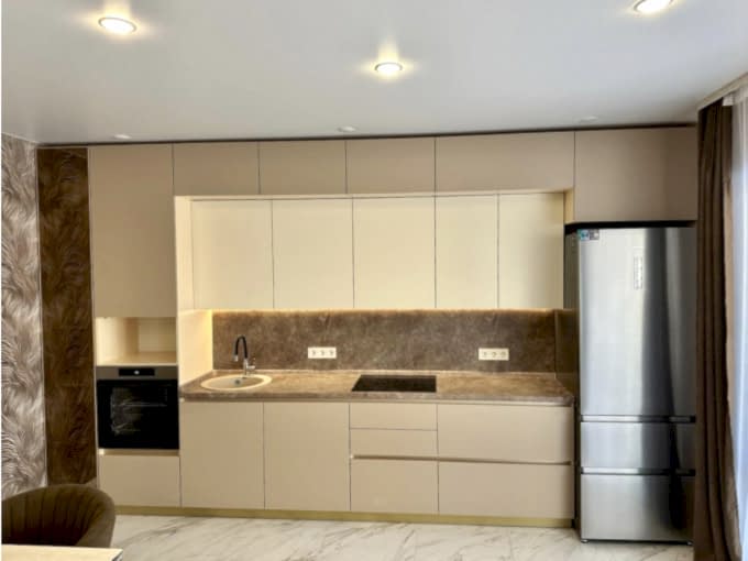 Встроенная кухня до потолка в нейтральной гамме - фото - 2