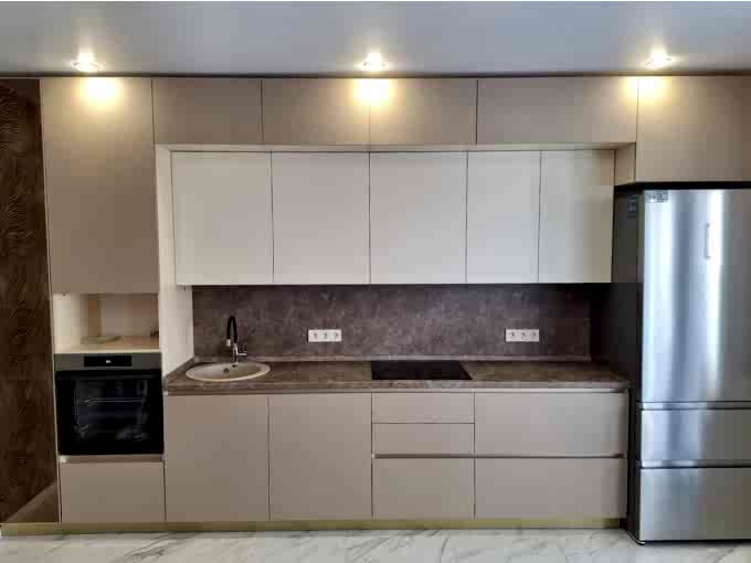 Встроенная кухня до потолка в нейтральной гамме - фото - 1