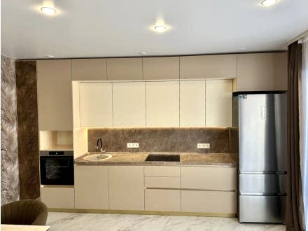 Встроенная кухня до потолка в нейтральной гамме - фото - 2