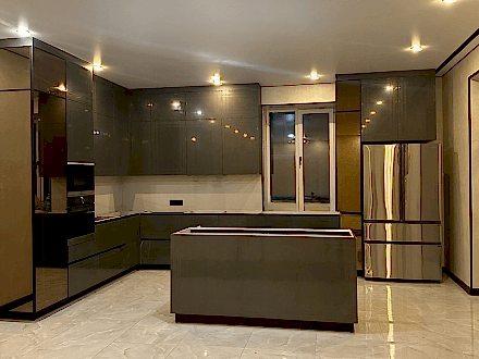 Просторная кухня с островом в загородный дом - фото - 2