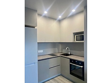 Угловая мини кухня совмещенная с гостинной - фото - 2