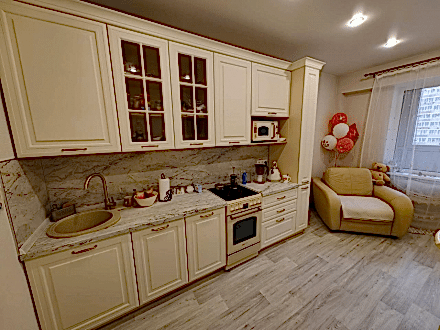 Кухня вне времени совмещенная с гостиной - фото - 1