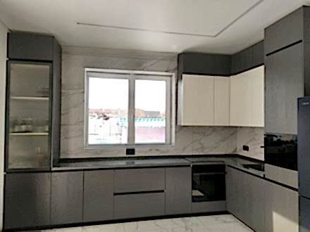 Темно-серая кухня в частный дом с древесными фасадами - фото - 2