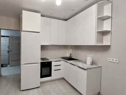 Белая мини кухня с хранением до потолока - фото - 2